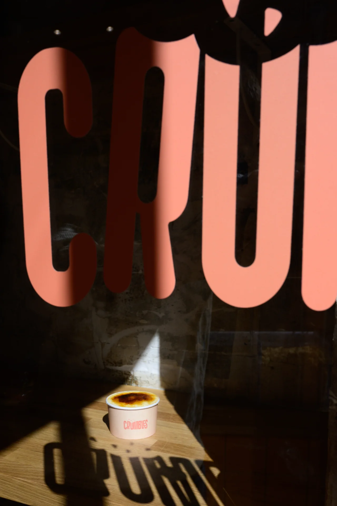 Crumbrûlé fumant, crème anglaise dorée façon brûlée caramélisée sur un crumble dans son pot céramique